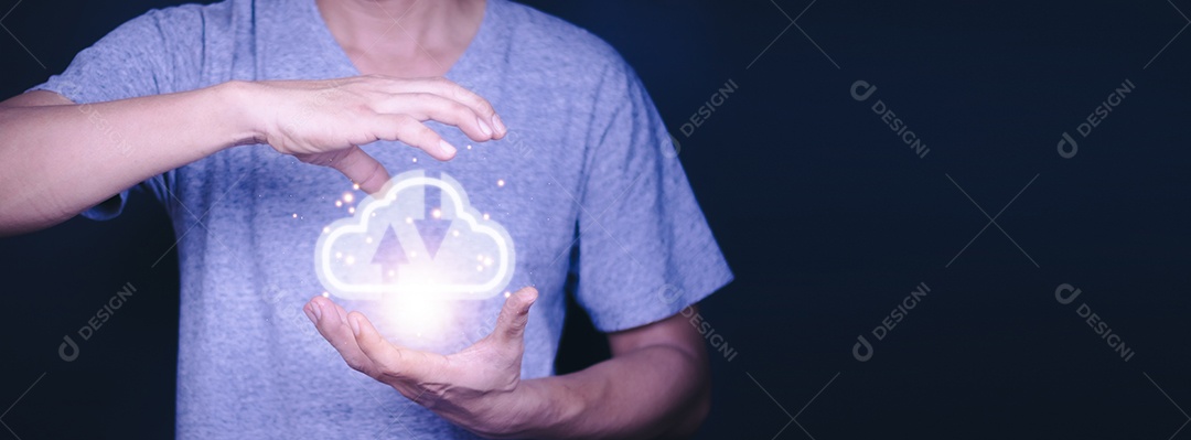 Homem segurando computação em nuvem virtual disponível com linha de conexão