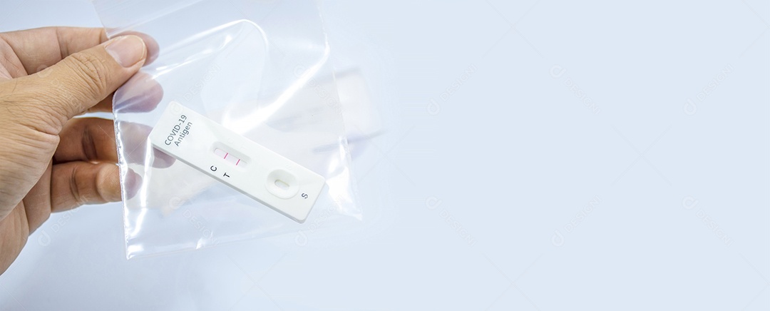 Própria mão mostrando resultado positivo do teste Covid-19 com SARS CoV-2