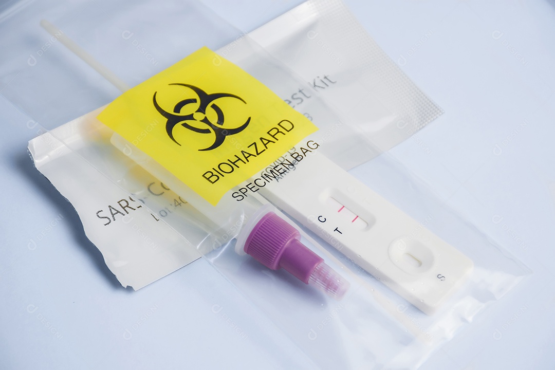 Saco de amostra de risco biológico com kit de teste rápido de antígeno Covid-19 usado