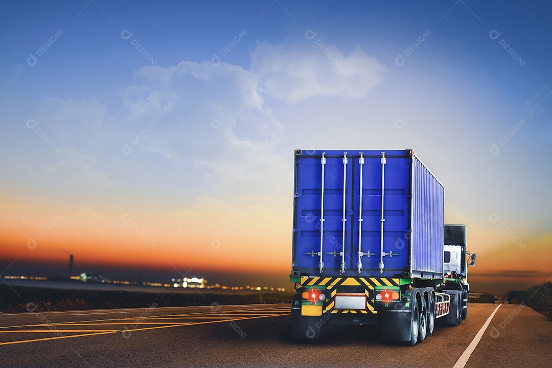 Caminhão de reboque com contêiner rodando na estrada para a indústria