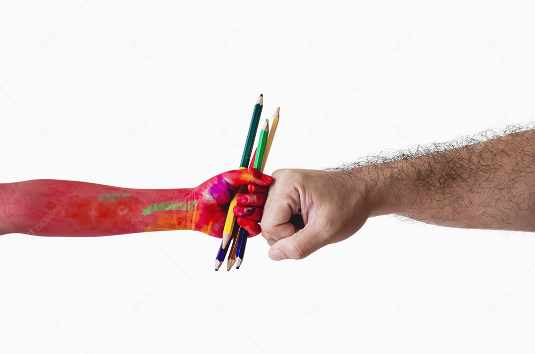 Pai e filho batendo punho, mão de criança segurando lápis colorido