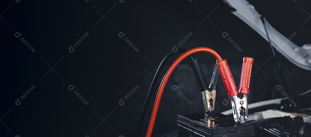 Fixação do cabo do carregador à bateria do carro para carregamento do acumulador