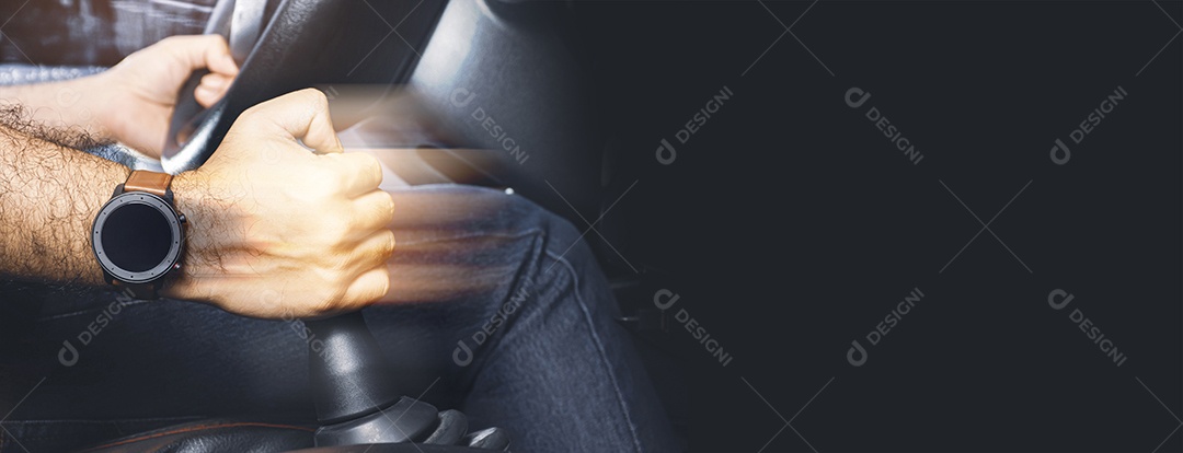 O motorista controla a alavanca de câmbio da transmissão manual