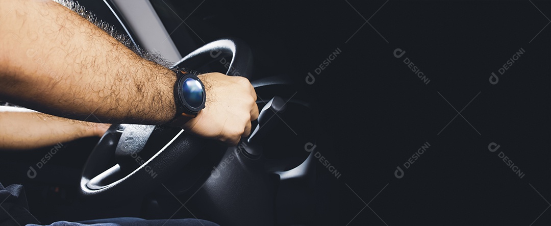 O motorista está dirigindo o carro durante a noite e fundo preto