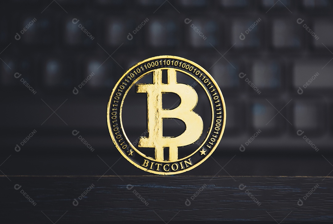 Close-up de ouro bitcoin na mesa de madeira