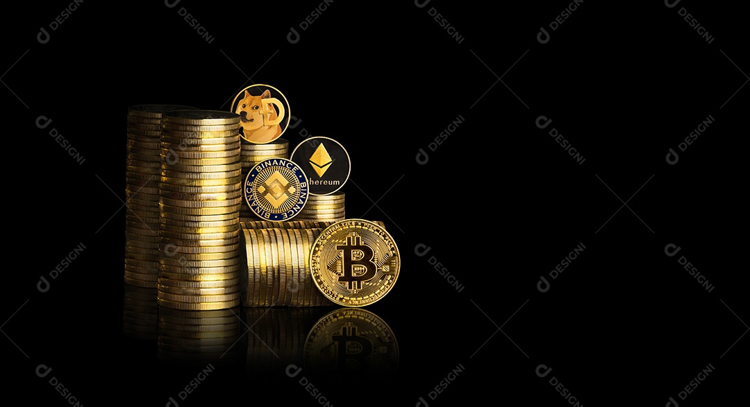 Gold Bitcoin e outras moedas na pilha de moedas de ouro