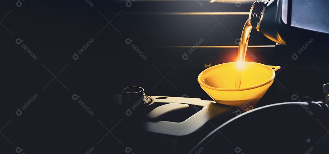 Homem mecânico derramando óleo lubrificante no motor do carro no reparo