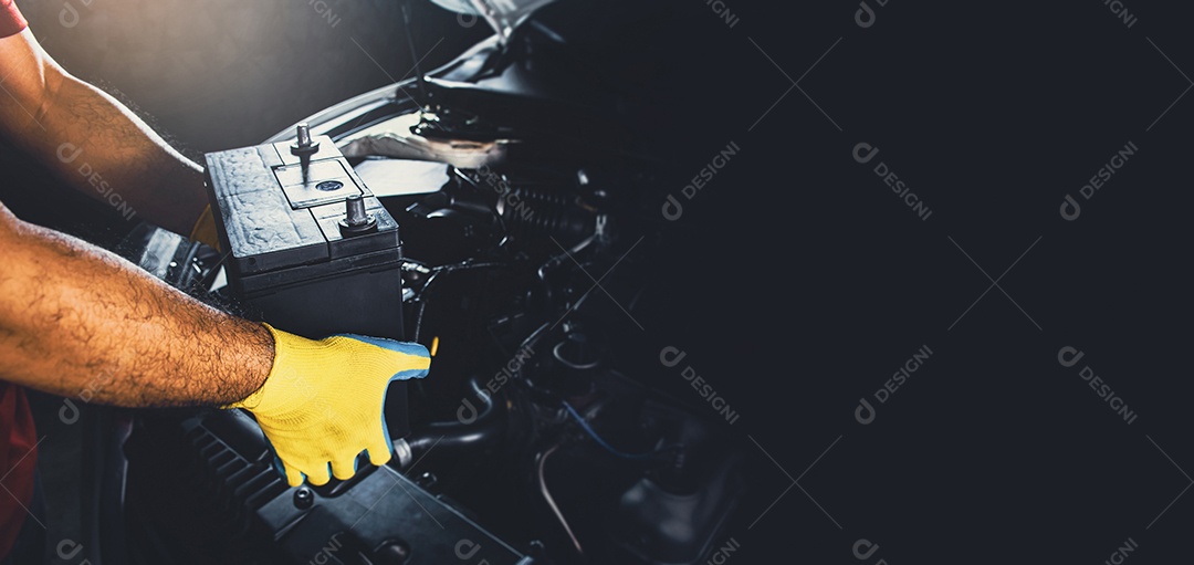 O técnico substituiu a nova bateria do carro com espaço para cópia