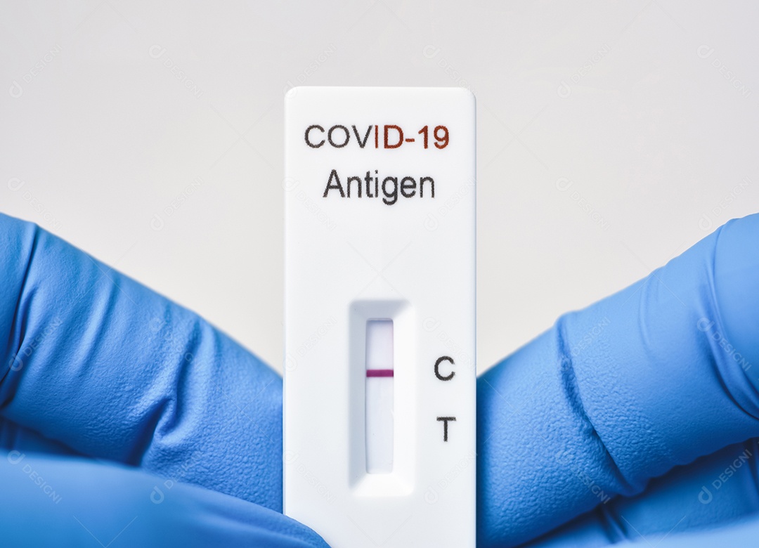 Pessoal médico mostrando resultado negativo do teste Covid-19