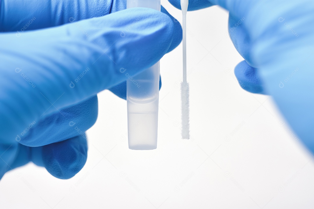 O pessoal médico compara um cotonete e a extração salina