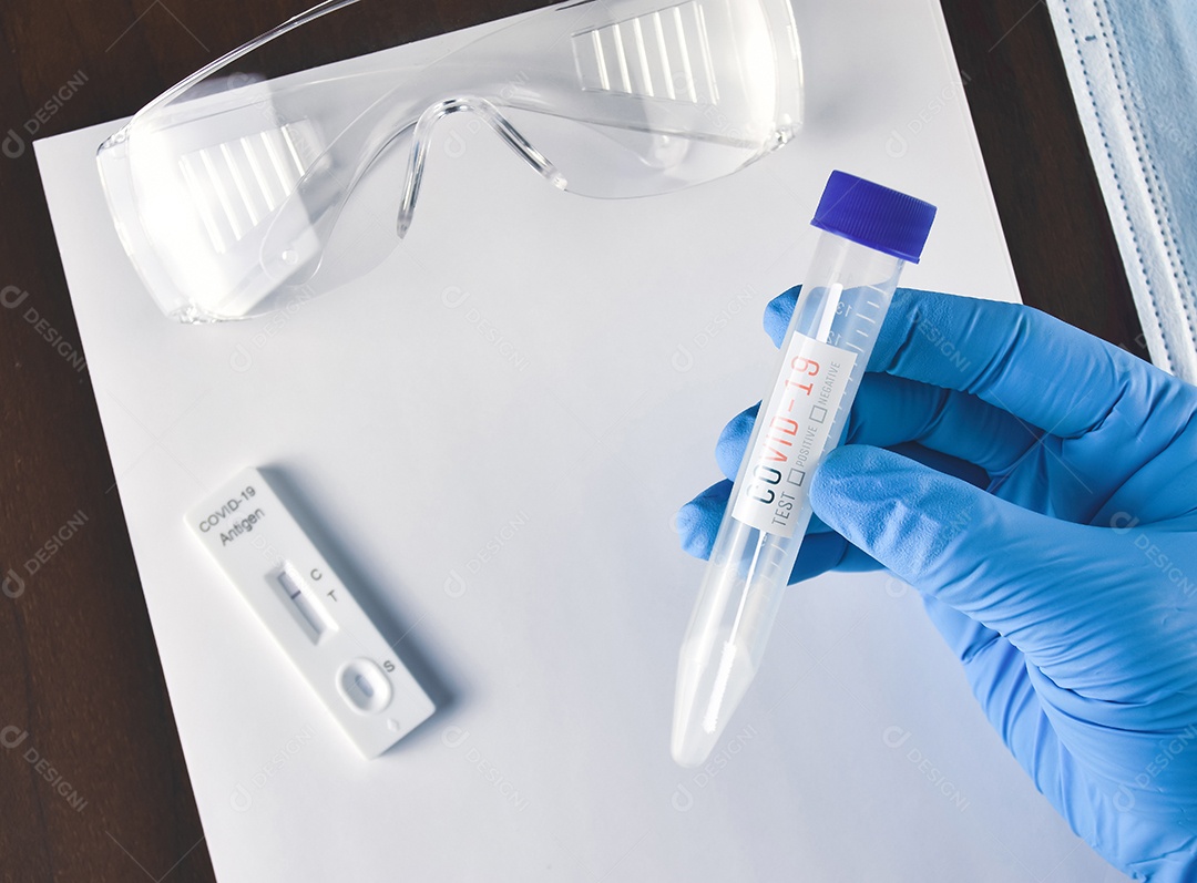 Trabalhador médico segurando tubo de extração Covid-19 e cotonete