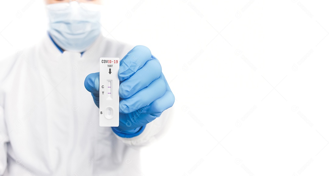 O médico mostrando o resultado positivo do teste Covid-19 do antígeno
