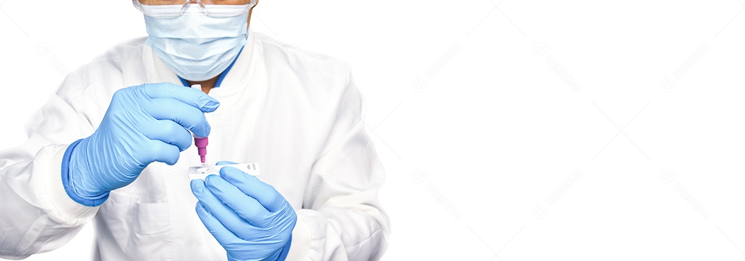 O médico colocando a amostra de secreções no SARS CoV-2