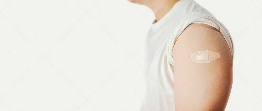 O homem mostrando um curativo adesivo no braço com espaço de cópia