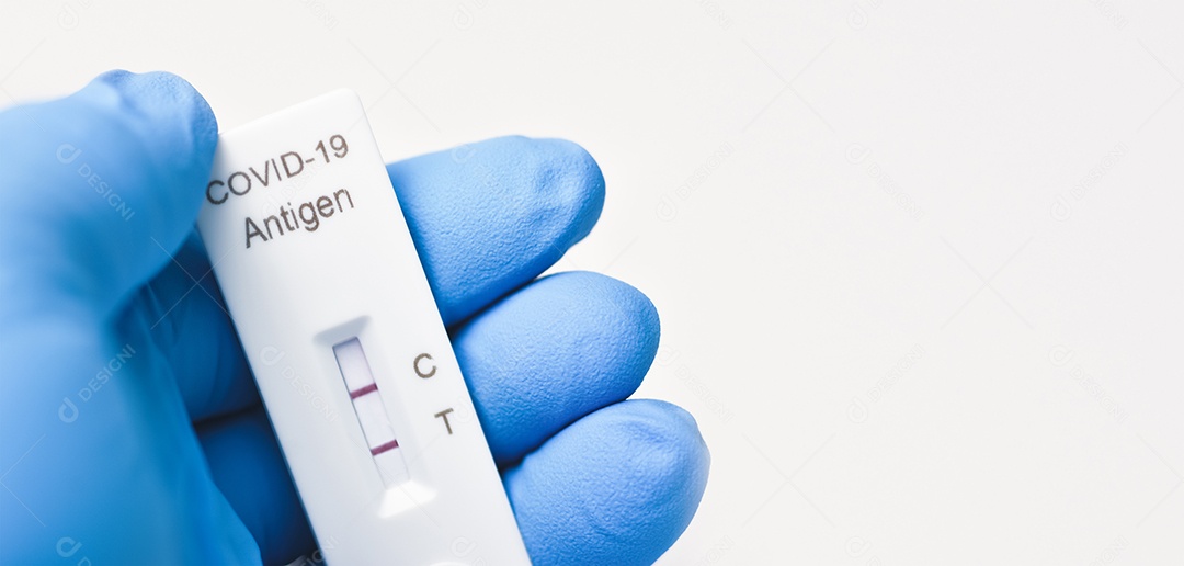 Pessoal médico mostrando resultado positivo do teste Covid-19