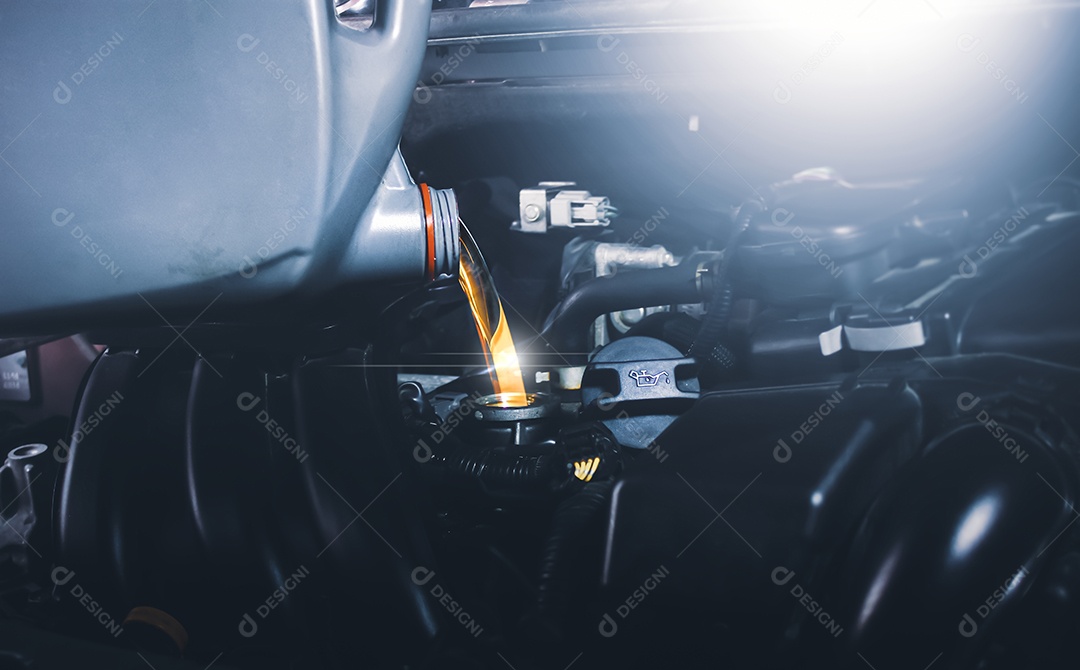 Mecânico derramando óleo lubrificante no motor do carro