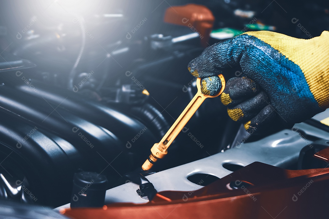 Mão mecânica puxando a vareta de óleo do motor do carro para verificação