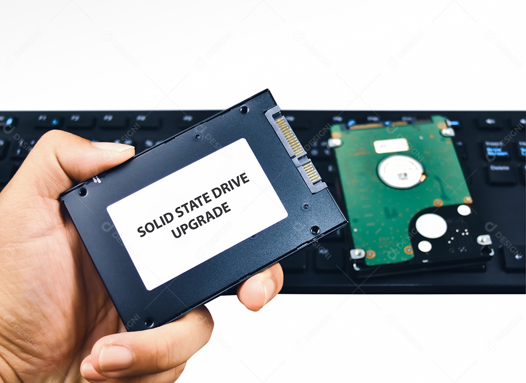 Um técnico mostra um disco rígido Solido State Drive (SSD)