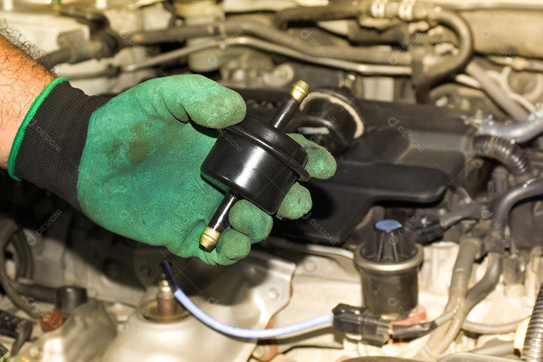 Novo filtro de óleo de engrenagem na mão do mecânico