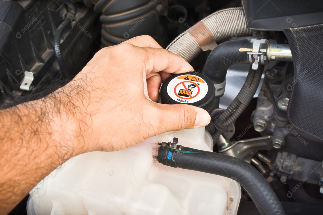 Mão mecânica é tampa do reservatório de arrefecimento aberta do radiador do carro