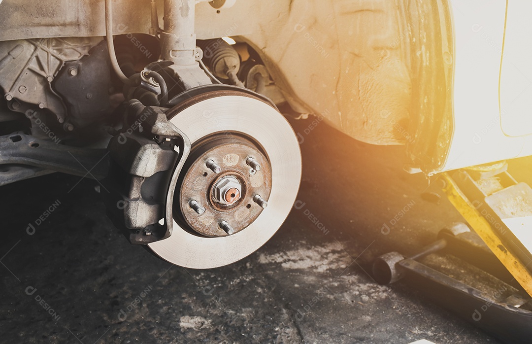 Freio a disco e cubo do carro sem roda na oficina de reparação de automóveis