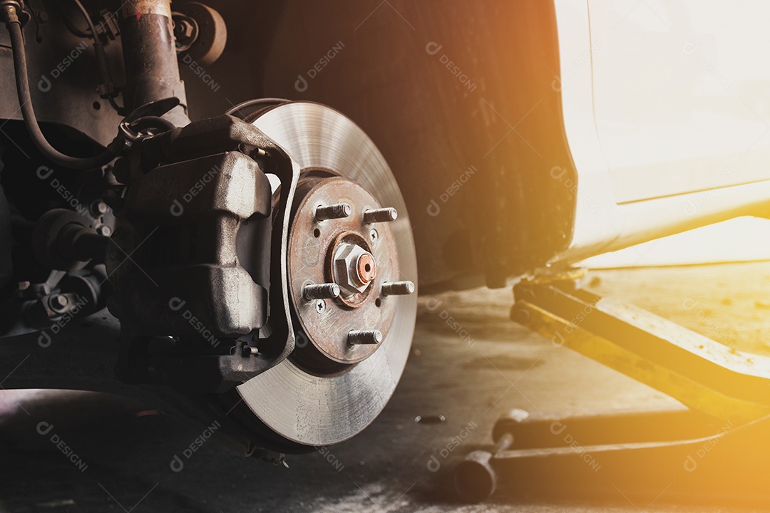 Freio a disco e cubo do carro sem roda na oficina de reparação de automóveis
