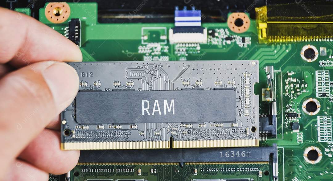 DDR4 na mão do técnico com um fundo de placa-mãe de laptop