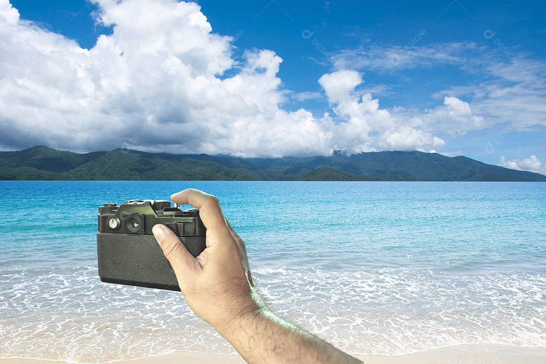 A praia cênica e vista para a montanha em um mar tropical da Tailândia