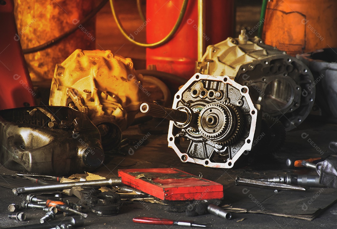 A transmissão do carro está sendo reparada no reparo do automóvel