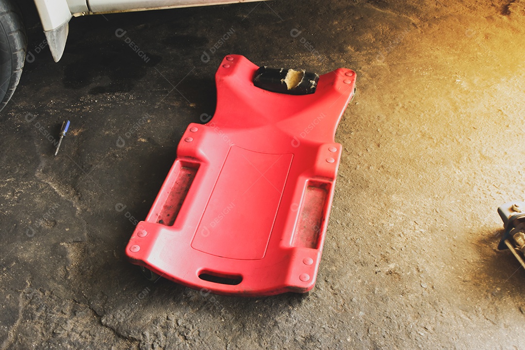 A placa de trepadeira mecânica no chão está pronta para uso no automóvel