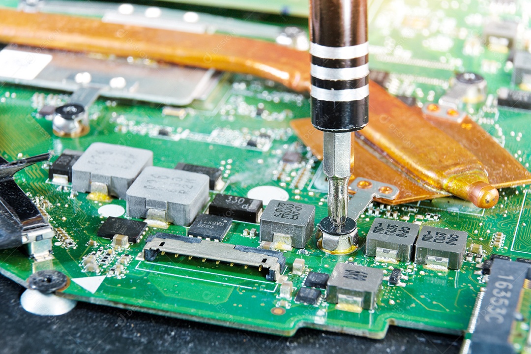 O mecânico remove um parafuso do refrigerador do dissipador de calor da CPU do computador