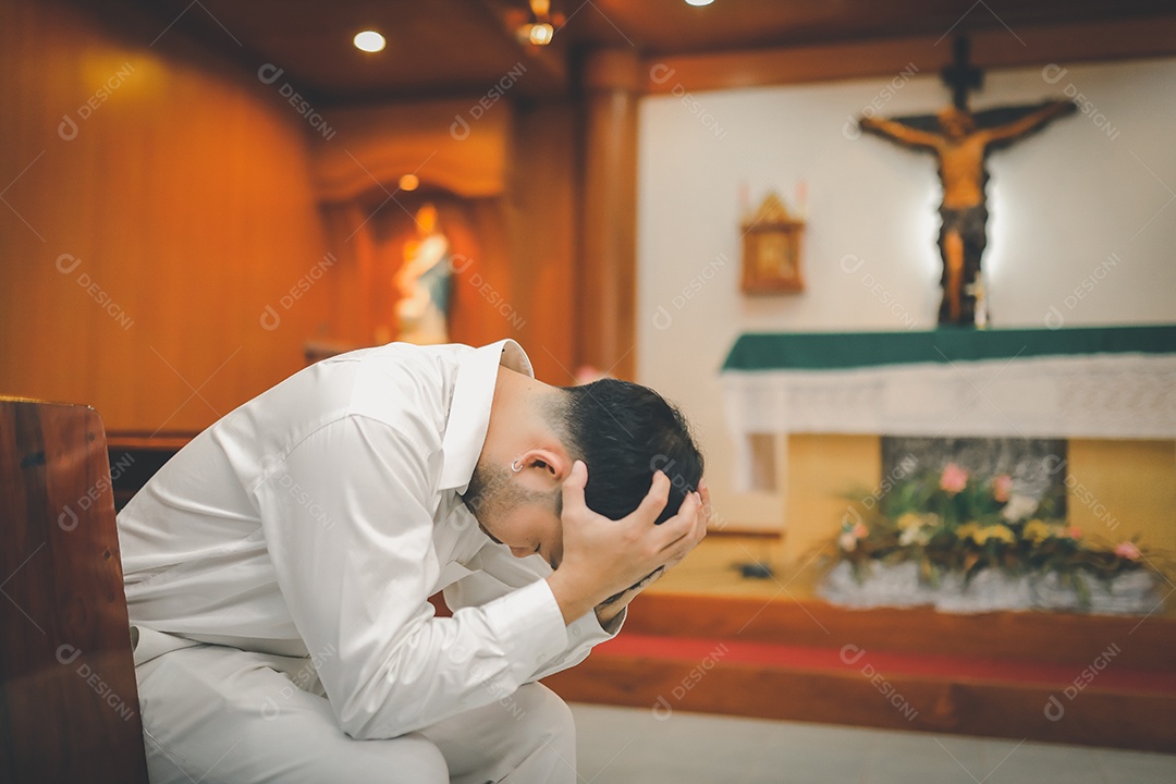 Barba de homem asiático vestindo com camisa christian sentado na igreja