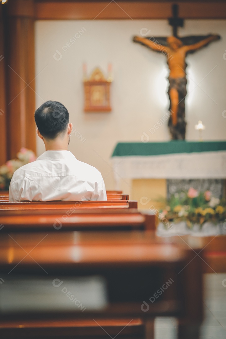 Barba de homem asiático vestindo com camisa christian sentado na igreja