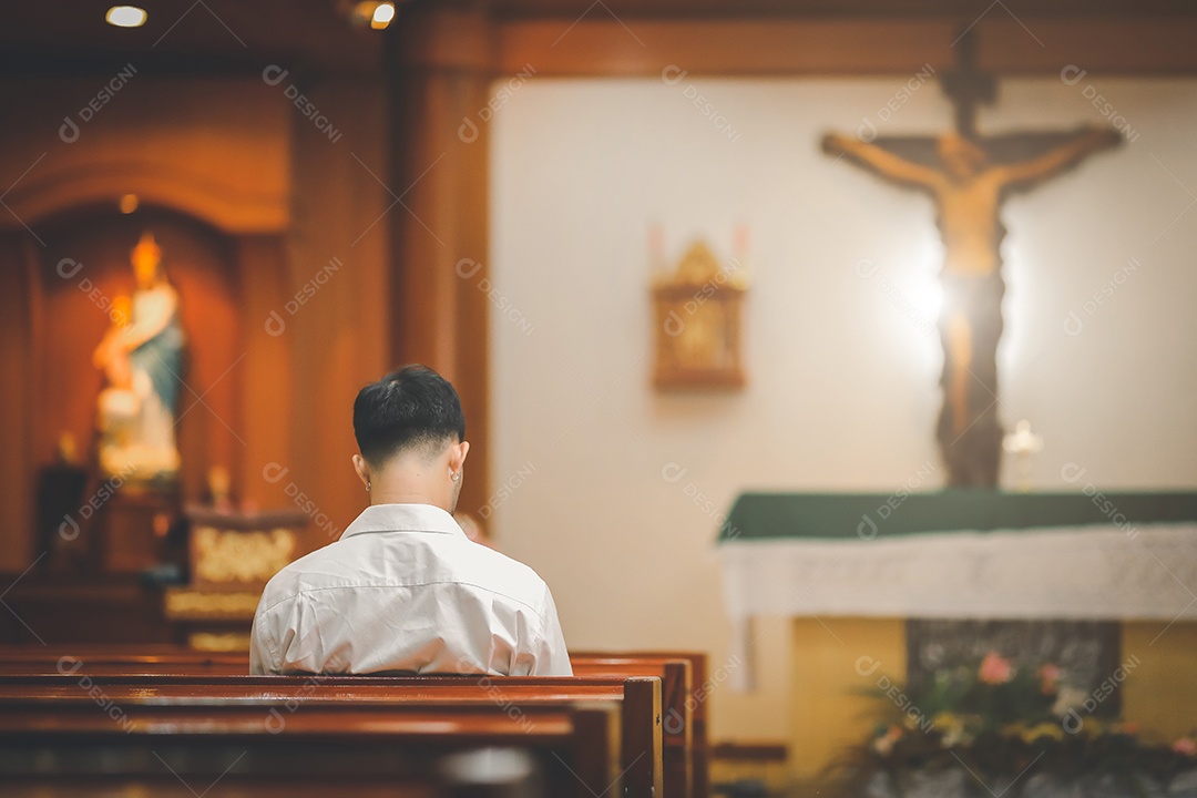 Barba de homem asiático vestindo com camisa christian sentado na igreja