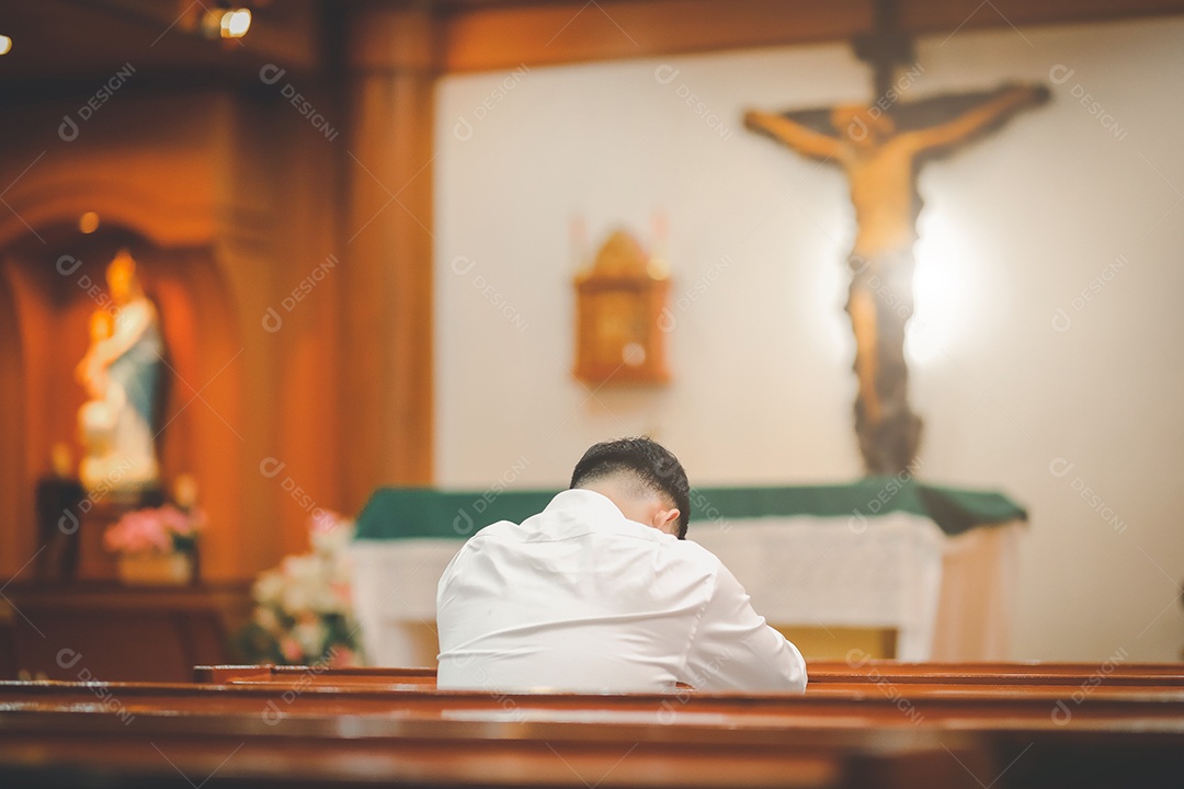 Barba de homem asiático vestindo com camisa christian sentado na igreja