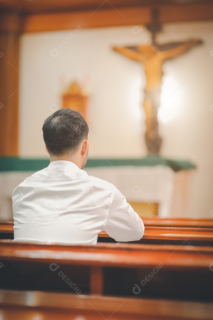 Barba de homem asiático vestindo com camisa christian sentado na igreja