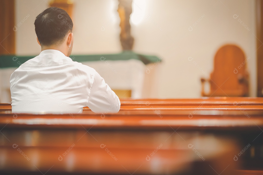 Barba de homem asiático vestindo com camisa christian sentado na igreja