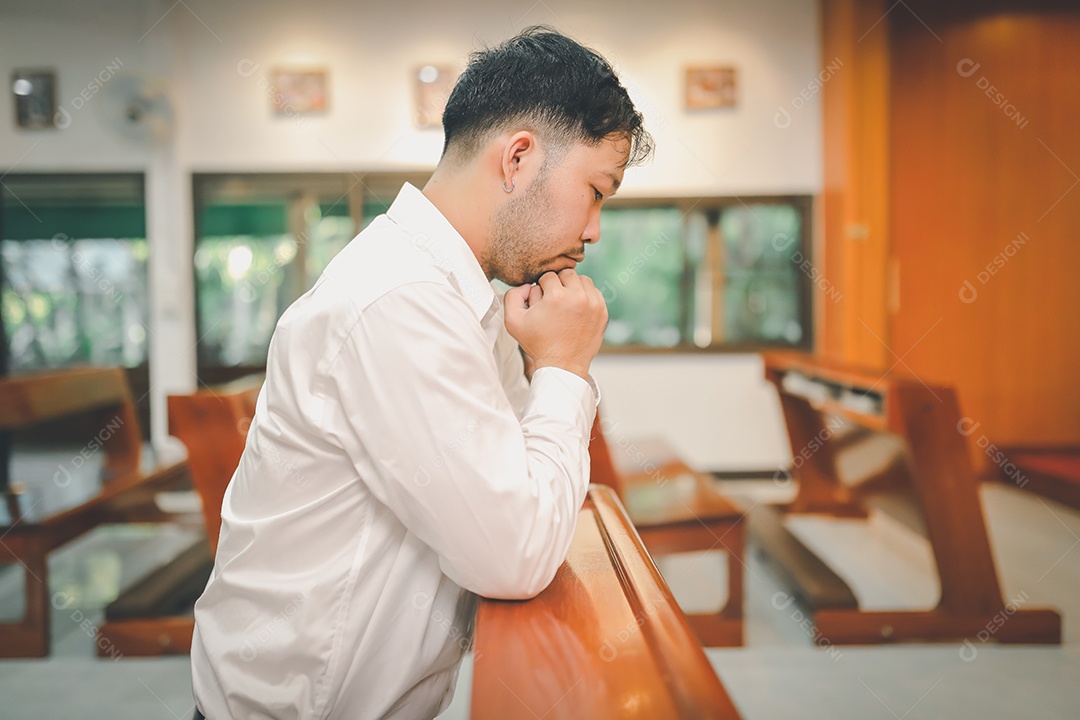 Barba de homem asiático vestindo com camisa christian orando