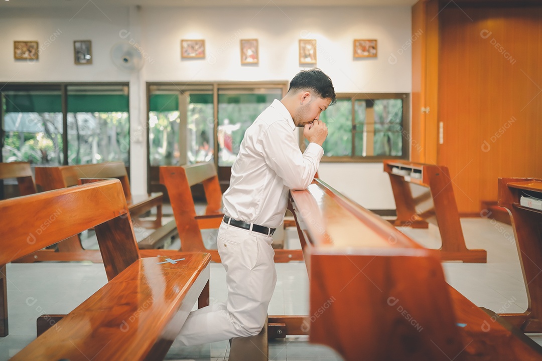 Barba de homem asiático vestindo com camisa christian orando