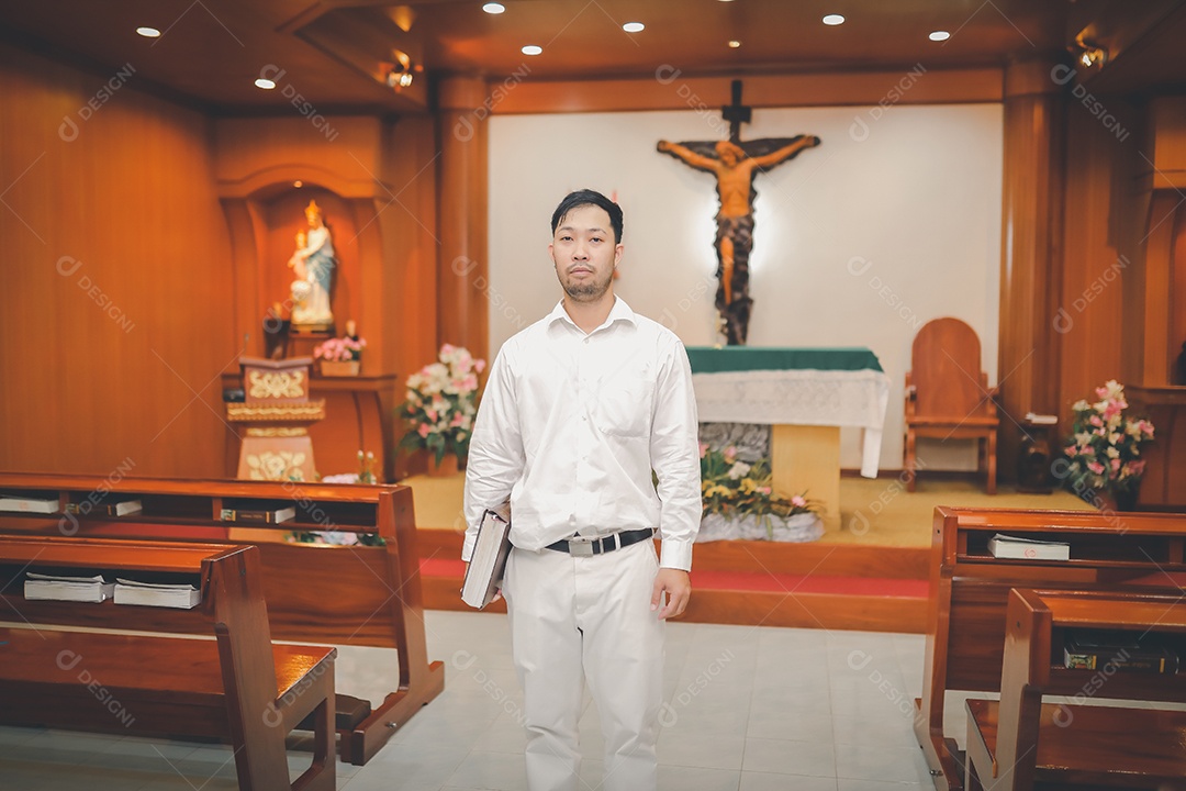 Barba de homem asiático vestindo com camisa christian orando