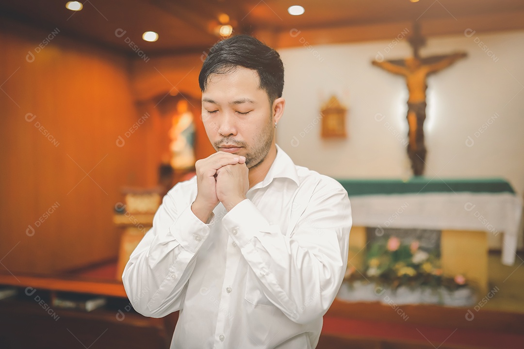 Barba de homem asiático vestindo com camisa christian orando