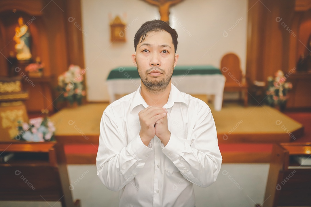 Barba de homem asiático vestindo com camisa christian orando