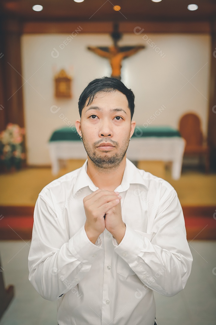 Barba de homem asiático vestindo com camisa christian orando