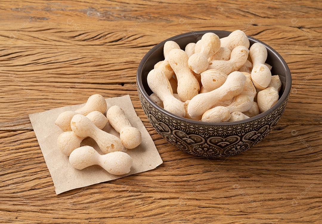 Polvilho brasileiro tradicional ou biscoito de amido em uma cesta sobre mesa de madeira.