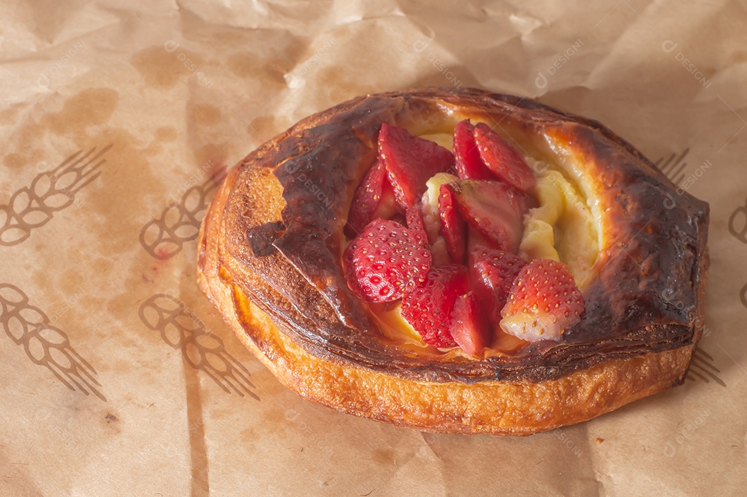 Morango dinamarquês com creme, sobremesa de morango deliciosa