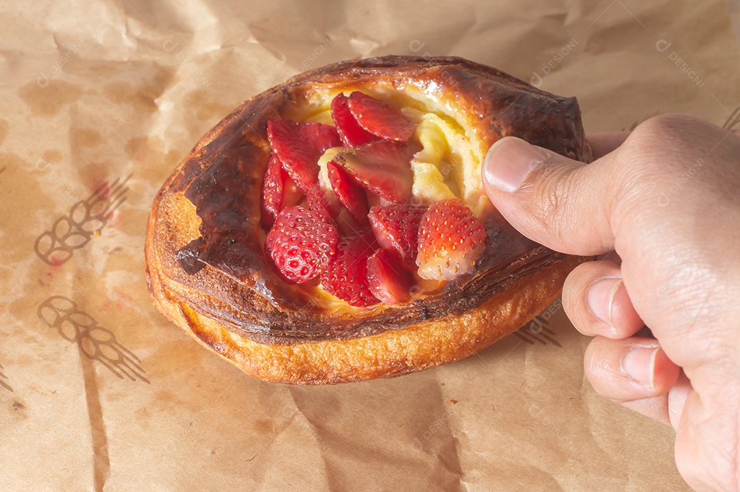 Morango dinamarquês com creme, sobremesa de morango deliciosa