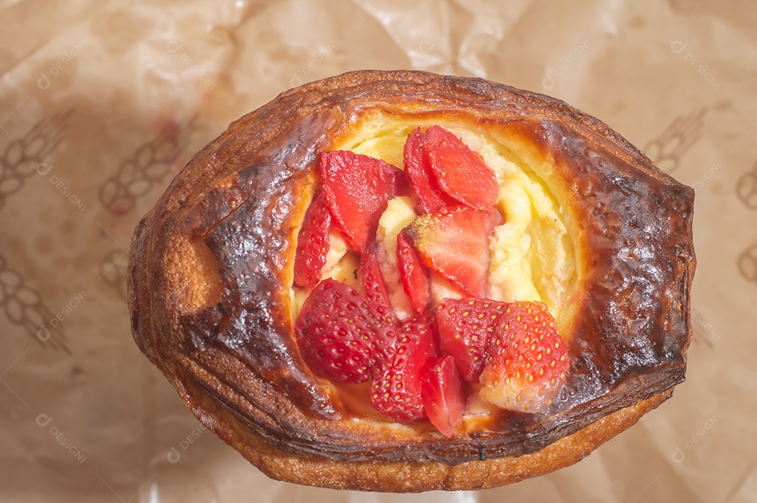 Morango dinamarquês com creme, sobremesa de morango deliciosa