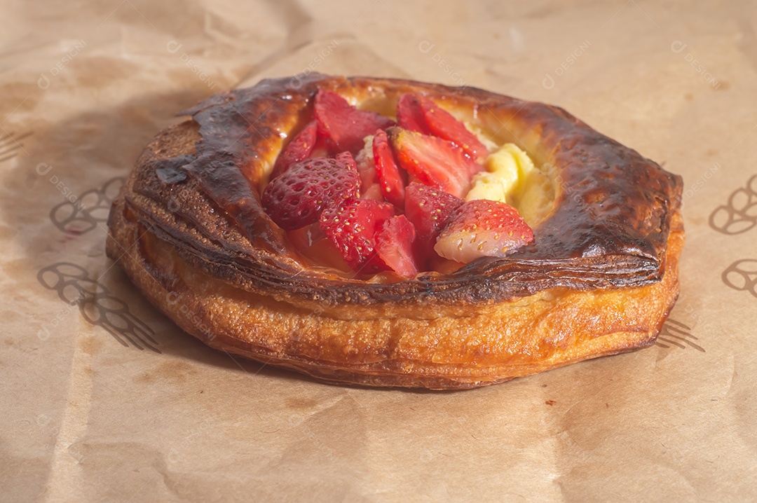 Morango dinamarquês com creme, sobremesa de morango deliciosa