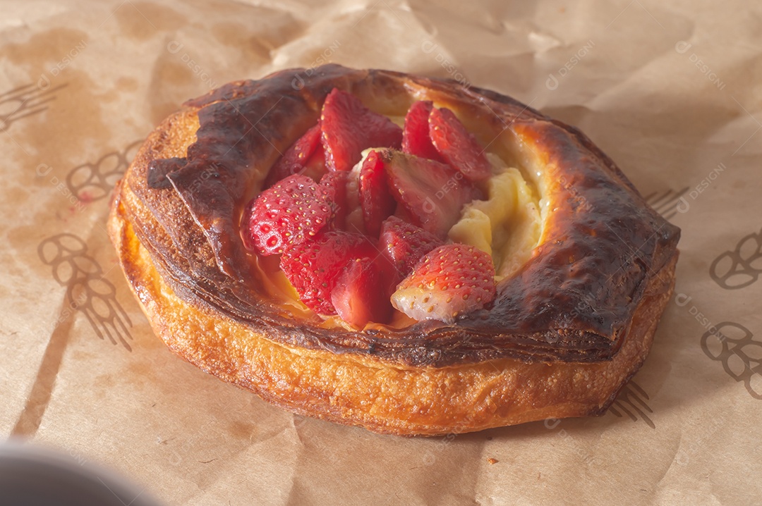 Morango dinamarquês com creme, sobremesa de morango deliciosa