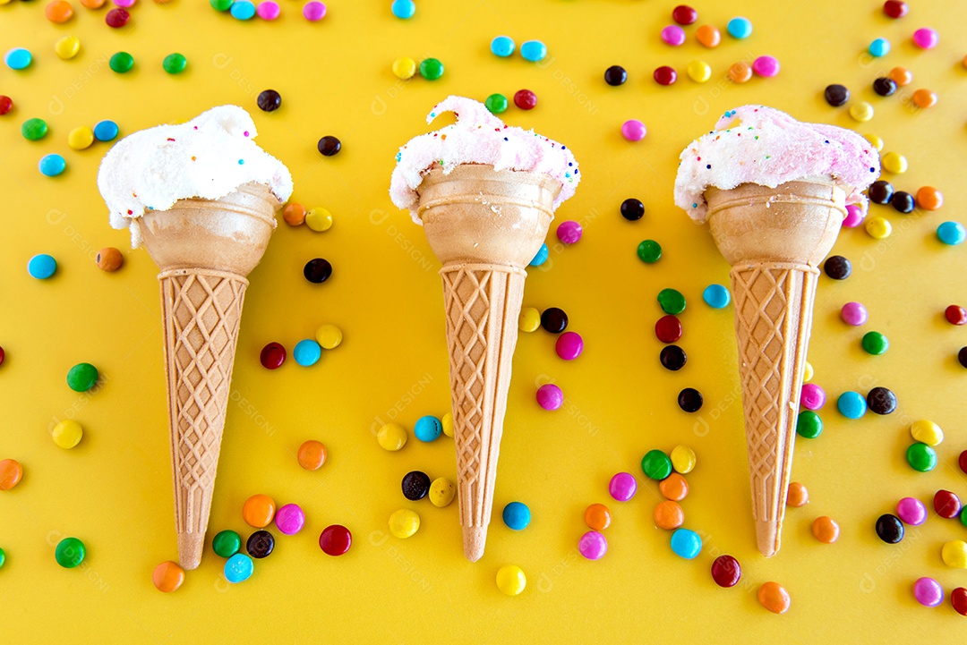 dia das crianças, sorvete seco e chocolates coloridos em amarelo